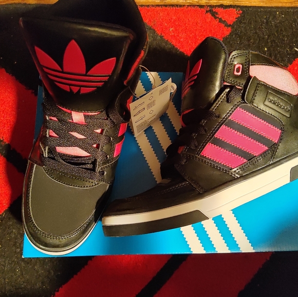 Adidas womens black, pink, and white new with tags. Size 7 - Picture 3 of 8